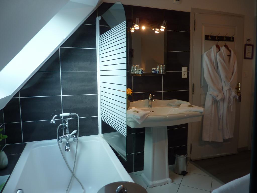 Maison D'Hotes Les Belles De Mai Pontorson Room photo